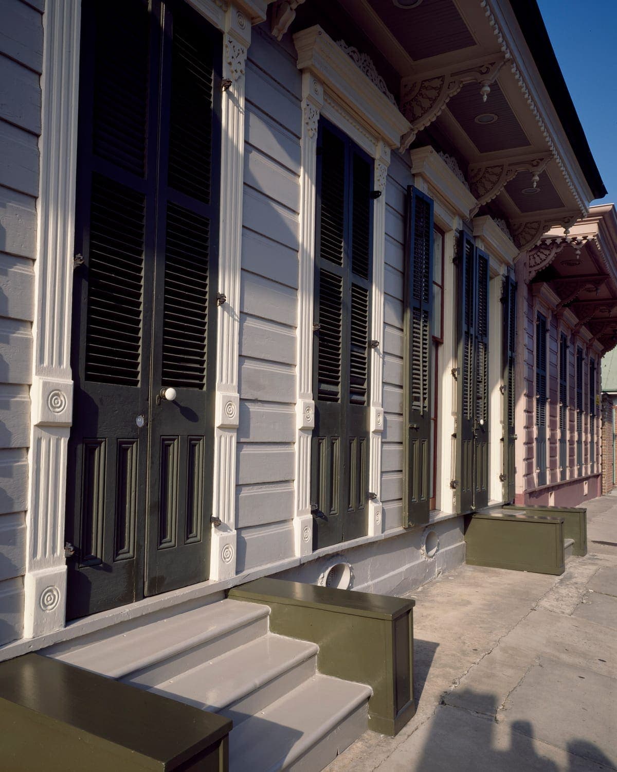 Maisons créoles du Vieux Carré, galeries de bois sur consoles et volets persiennés, La Nouvelle-Orléans