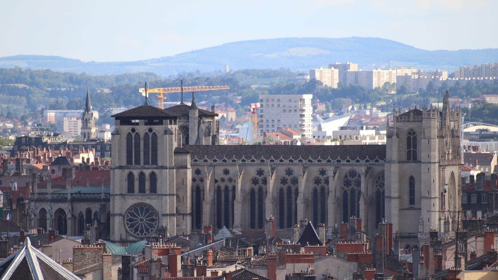 Toits de tuiles vus des pentes de la Croix-Rousse, la Saône en contrebas, Lyon